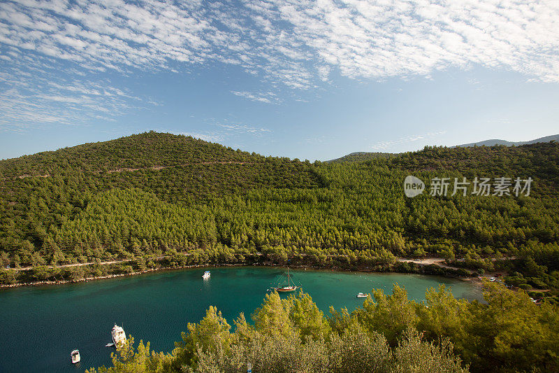 Cennet Koyu天堂湾位于土耳其博德鲁姆的爱琴海度假胜地图尔布库附近